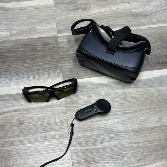 🏴 Samsung Black Smartphone VR Headset with Controller - Picture 2 of 6